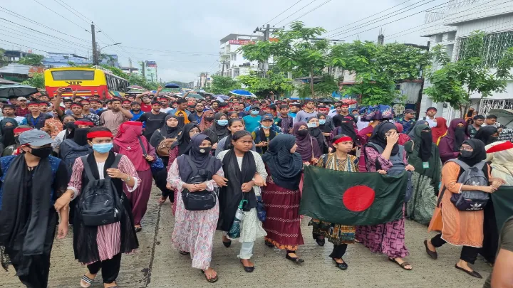 ফুলবাড়ীতে বৈরী আবহওয়াকে উপেক্ষা করে শিক্ষার্থীদের সড়ক অবরোধ ও বিক্ষোভ